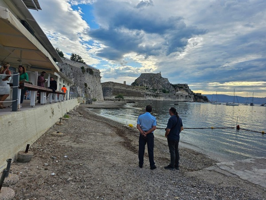 Απομάκρυναν παράνομα τραπεζοκαθίσματα και ξαπλώστρες από παραλία στην Κέρκυρα
