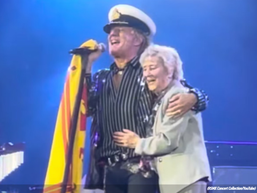 Rod Stewart: Στη σκηνή με την 94χρονη αδελφή του για ένα ντουέτο – έκπληξη