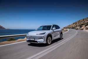 Νέα γκάμα Geely E5: Με μεγαλύτερη μπαταρία 68 kWh, αυτονομία 475 χλμ. και τιμή από €29.990