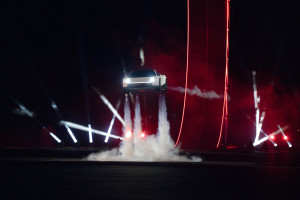 Tesla Roadster: Έτοιμο το αυτοκίνητο που... πετάει, έπειτα από μία δεκαετία καθυστερήσεων (videos)