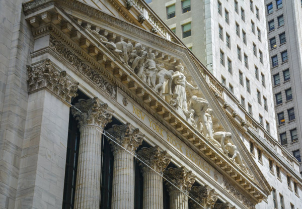 Wall Street: Ράλι άνω του 1% για τον Dow Jones παρά τις τεχνολογικές πιέσεις