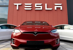 Η Tesla εγκαταλείπει τον υπόσχεση περί «φθηνού ηλεκτροκίνητου»