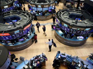 Διορθωτικές κινήσεις στη Wall Street μετά το τριήμερο ανοδικό σερί