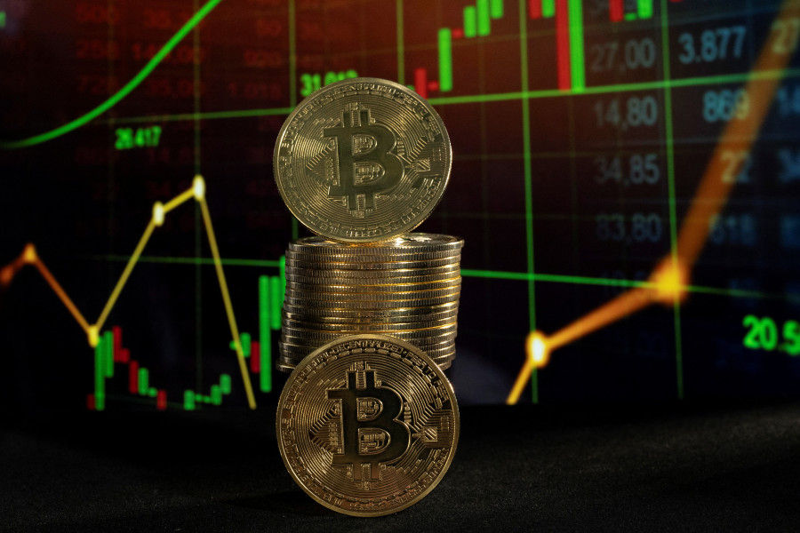 Εδραιώνεται πάνω από τα $98.000 το Bitcoin-Στα «πράσινα» τα κρυπτονομίσματα