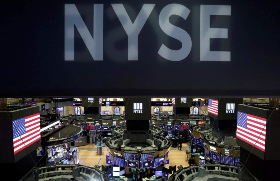 Πτώση στη Wall Street μετά το αβέβαιο ξεκίνημα του μήνα