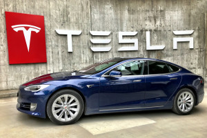 Η Tesla ξαναπατάει γκάζι: Παραδόσεις-ρεκόρ στο β' τρίμηνο συντρίβουν τις προβλέψεις της Wall Stree