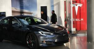 Άλμα για τη μετοχή της Tesla, που αναζητά υπαλλήλους