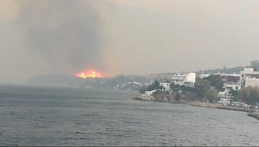 Ανεξέλεγκτη φωτιά στην Κάρυστο- Εκκενώθηκαν χωριά