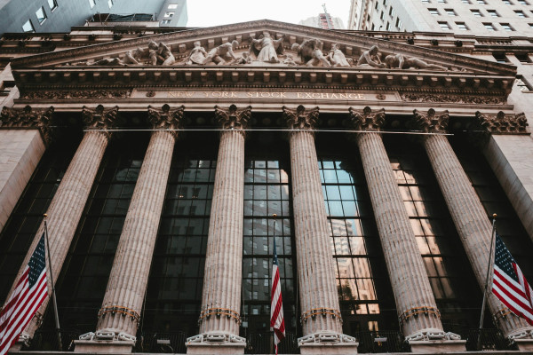 «Φρέναρε» η Wall Street, αλλά ο Dow Jones διασώθηκε με νέο ρεκόρ