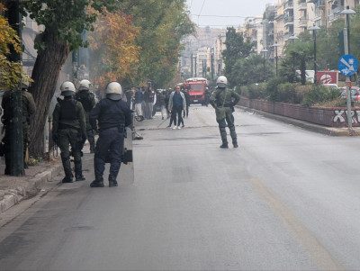 Πατησίων: Ένταση με κουκουλοφόρους- Στο σημείο ΜΑΤ &amp; Ομάδα Δράση