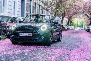 Μια ξεχωριστή φωτογράφιση του νέου MINI Cabrio Sidewalk με χρώματα...κερασιάς