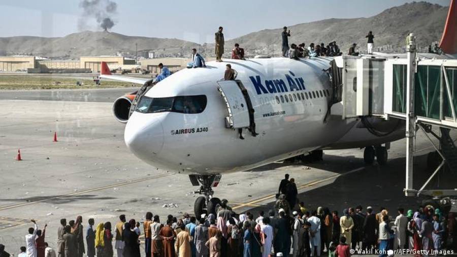 Καμπούλ: Περίπου 10.000 άνθρωποι περιμένουν στο αεροδρόμιο για να φύγουν