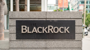 Η BlackRock κατηγορείται ότι παρουσιάζει ως «πράσινες» επενδύσεις σε καύσιμα