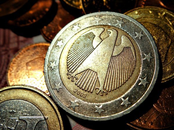 Καταρρέει το ευρώ έναντι δολαρίου και ελβετικού φράγκου