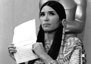 Sacheen Littlefeather: Έφυγε από τη ζωή η Απάτσι ηθοποιός που αρνήθηκε να παραλάβει το Όσκαρ του Μάρλον Μπράντο