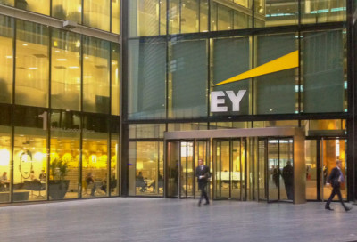 EY: Οι επιχειρήσεις αναθεωρούν τους κλιματικούς τους στόχους