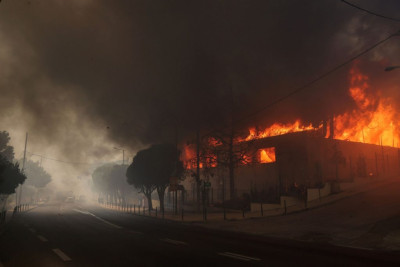 Πυρκαγιές στην Αττική: Κάηκαν τουλάχιστον 100.000 στρέμματα-Βρέθηκε απανθρακωμένη σορός γυναίκας