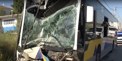 Λιόσια: Λεωφορείο προσέκρουσε σε κολώνα- Πέντε τραυματίες