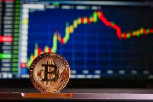 Ανέκτησε το όριο των $30.000 το Bitcoin- Ανεβαίνουν τα κρυπτονομίσματα