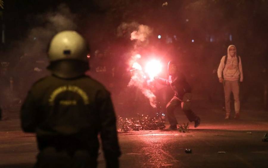 Τραυματίας αστυνομικός από επίθεση με μολότοφ στο κέντρο της Αθήνας