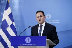 Πέτσας σε Τσίπρα: Κρατάτε πολιτική ομπρέλα στη βία