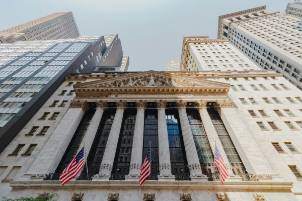 Wall Street: Νευρικό ποδαρικό Οκτωβρίου - Ράλι 4,4% στο πετρέλαιο