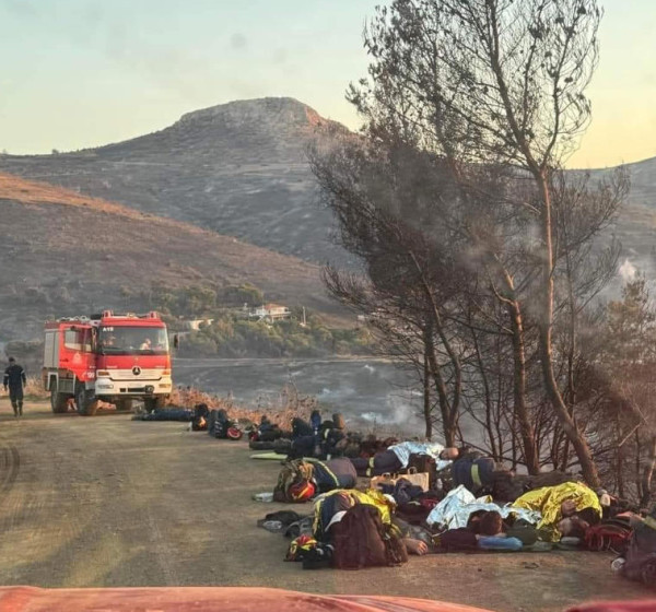 Φωτογραφία: Εξαντλημένοι πυροσβέστες ξεκουράζονται ξαπλωμένοι στο χώμα