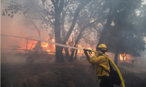 Σε κατάσταση έκτακτης ανάγκης το Λος Άντζελες-Μαίνονται τρεις μεγάλες πυρκαγιές