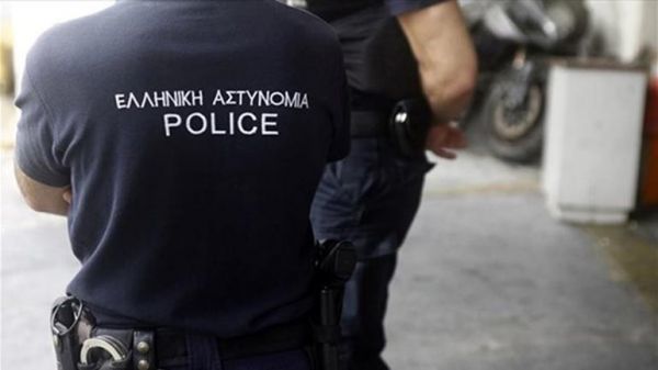 Οδηγός αυτοκινήτου μαχαίρωσε αστυνομικό στη Γλυφάδα