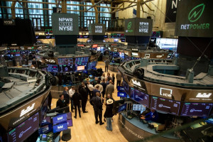 Wall Street: Προσπάθεια ανάκαμψης με αρωγούς τα ομόλογα