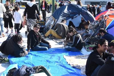 Πρόσφυγες από τα Εξάρχεια κατασκηνώνουν στο Σύνταγμα