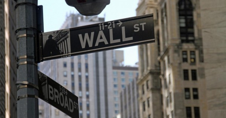 Στο «κόκκινο» η Wall Street-Κάτω από τα $100 το brent