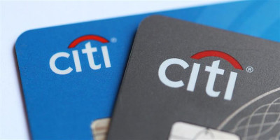 Citigroup: Δεν την «τρομάζουν» τα νέα μέτρα- «Αγοράζει» ελληνικές τράπεζες