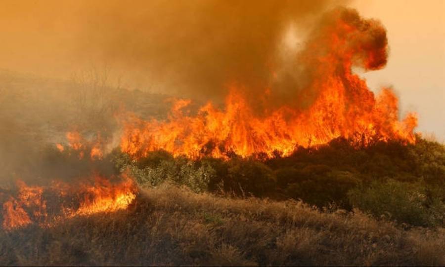 Για τρίτη μέρα στις φλόγες η Εύβοια