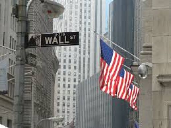 Τα μάκρο &quot;ρίχνουν&quot; ελαφρώς τη Wall Street