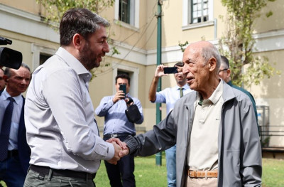 Ψήφισε ο Κώστας Σημίτης- Θερμή χειραψία με Ανδρουλάκη