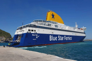 Δεμένο στο λιμάνι της Λέσβου το «Blue Star Myconos»-Ισχυροί άνεμοι