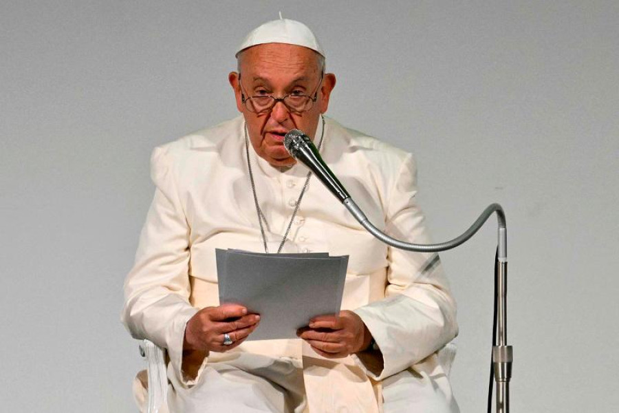 Ο Πάπας εκπέμπει SOS: Η δημοκρατία έχει κλονιστεί