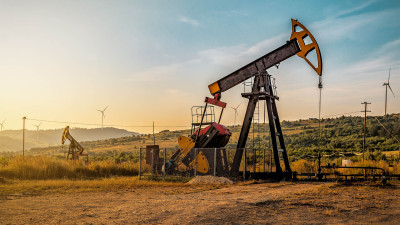 Σταθεροποιούνται οι τιμές του πετρελαίου, υποχωρεί ο χρυσός