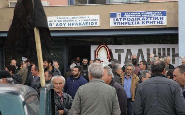 Κατάληψη εφορίας από αγρότες στην Κρήτη