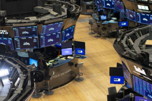 Φεύγουν σταδιακά τα «σύννεφα» πάνω από τη Wall Street