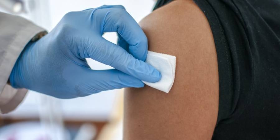 ΕΟΔΥ για αντιγριπικό εμβόλιο: Μειώνει τον κίνδυνο νόσησης και θανάτου