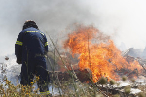 Φωτιά στο Πέραμα: Εκρήξεις και τραυματισμός πυροσβέστη