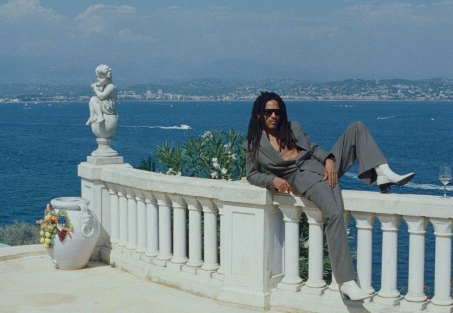 Ο Lenny Kravitz πιο ακαταμάχητος από ποτέ στην έπαυλη του Pierre Cardin – Δείτε το βίντεο κλιπ του Honey