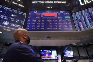 Με μικτά πρόσημα κάνει «ποδαρικό» στο μήνα η Wall Street