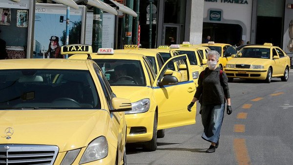 Επιτροπή Ειδικών: Υποχρεωτική η μάσκα και σε ταξί, εσωτερικό πλοίων