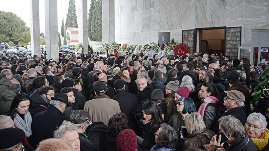 Θάνος Μικρούτσικος: Πολιτική κηδεία με τα τραγούδια του