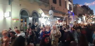 Καρναβάλι χωρίς άρματα στην Πάτρα- Χιλιάδες κόσμου στους δρόμους