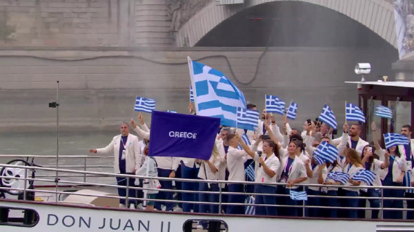 Ολυμπιακοί Αγώνες: Το σκάφος με την ελληνική αποστολή άνοιξε την ναυτική παρέλαση