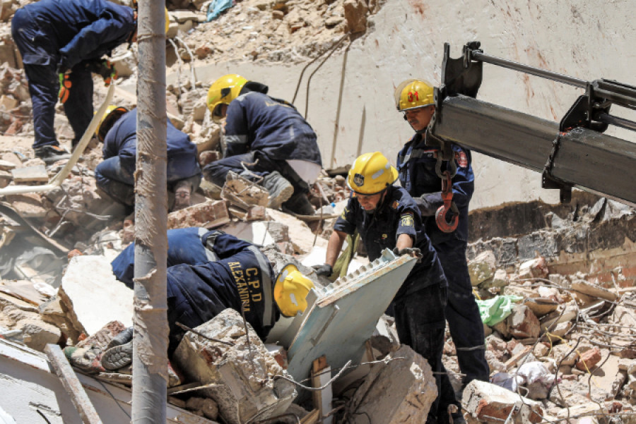 Αίγυπτος: Κατέρρευσε 13όροφο κτίριο στην Αλεξάνδρεια- Πολλοί εγκλωβισμένοι